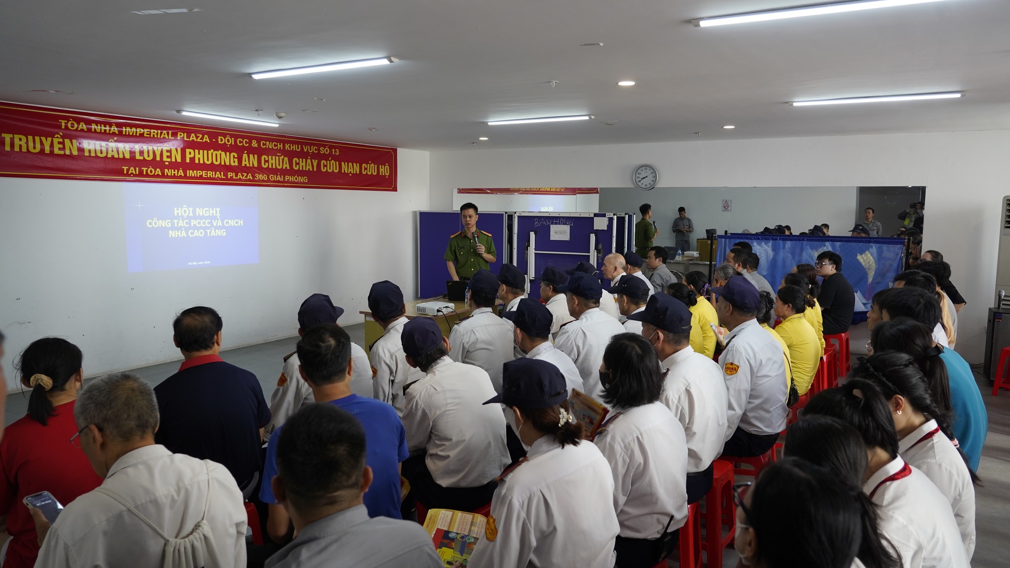 Tập huấn phòng cháy chữa cháy tại Imperial Plaza - Hà Nội 15 542721676 1243140470947381 4306022654556532623 n