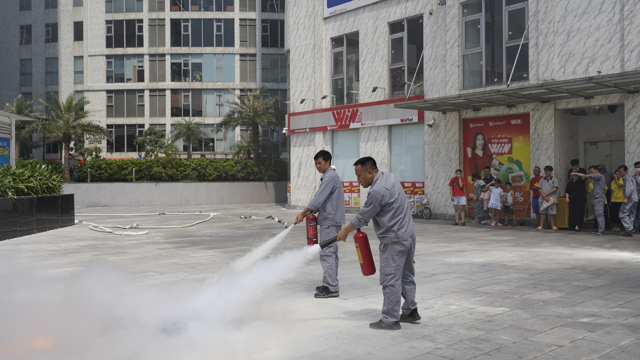 Tập huấn phòng cháy chữa cháy tại Imperial Plaza - Hà Nội 18 544599991 1243140584280703 2297493895490572660 n